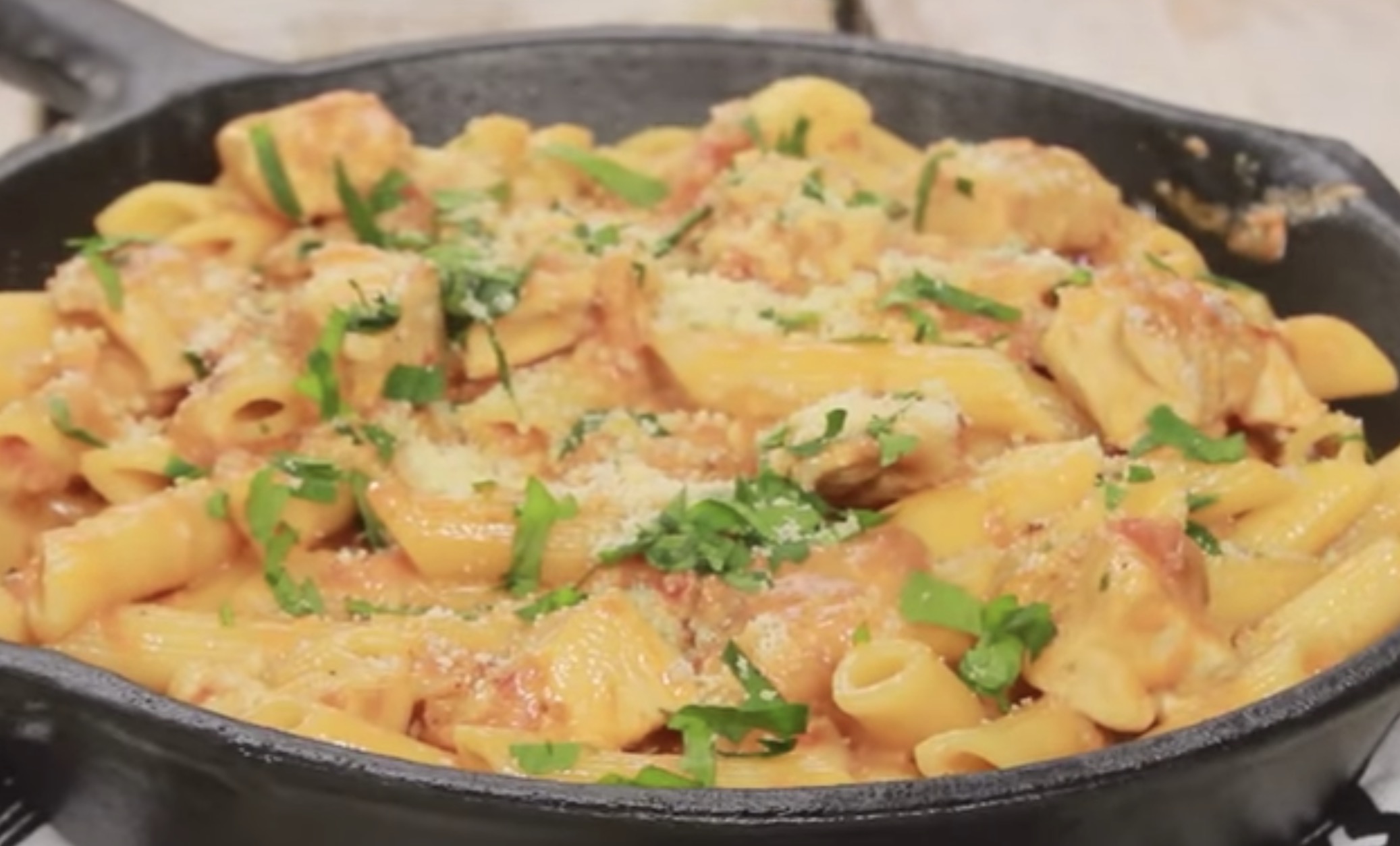 Pasta en salsa roja con pollo fácil de cocinar en tu casa Bien Sabroso